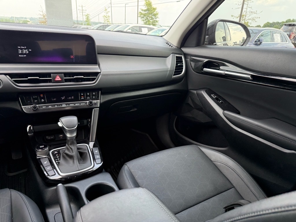 Vehicle image 10 of 24