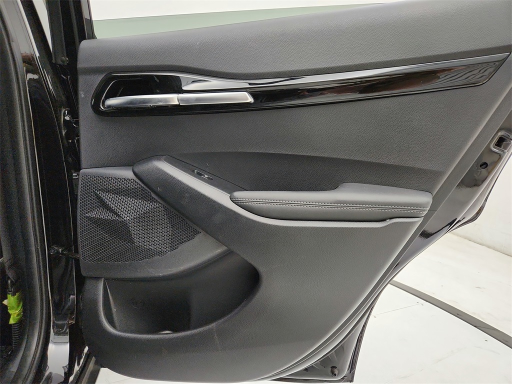 Vehicle image 31 of 35