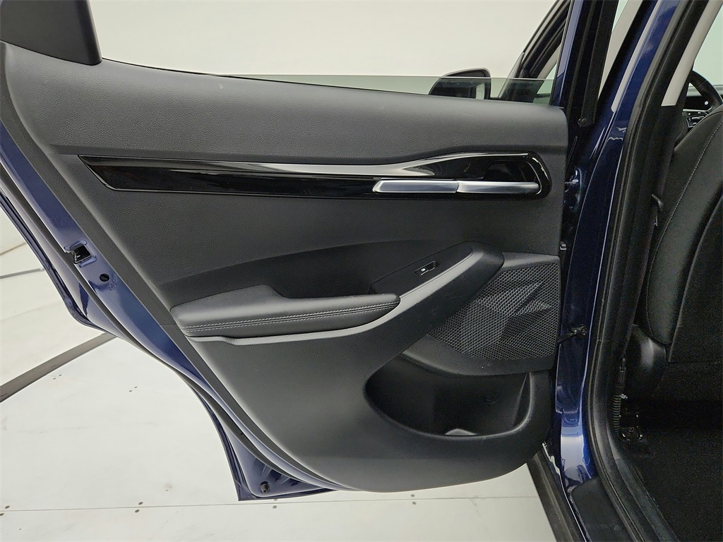 Vehicle image 23 of 31