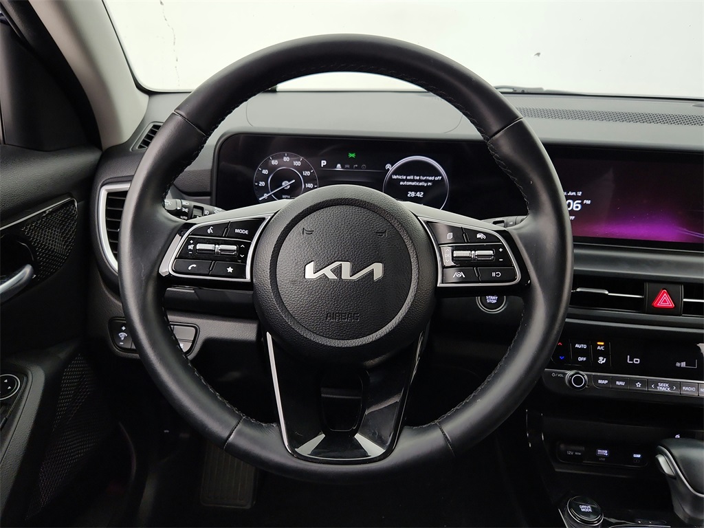Vehicle image 16 of 31