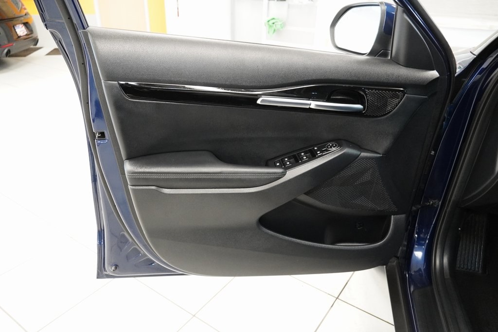Vehicle image 16 of 28
