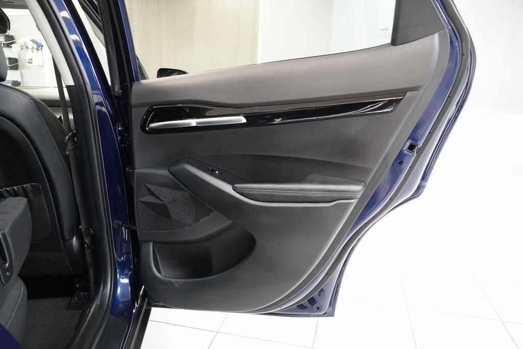 Vehicle image 25 of 28