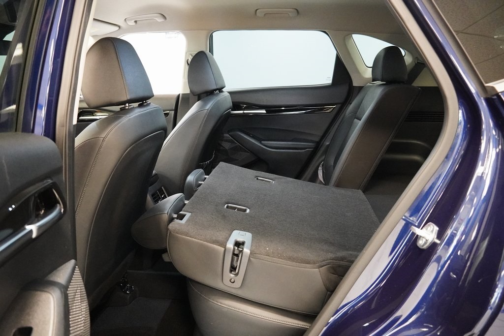 Vehicle image 21 of 28