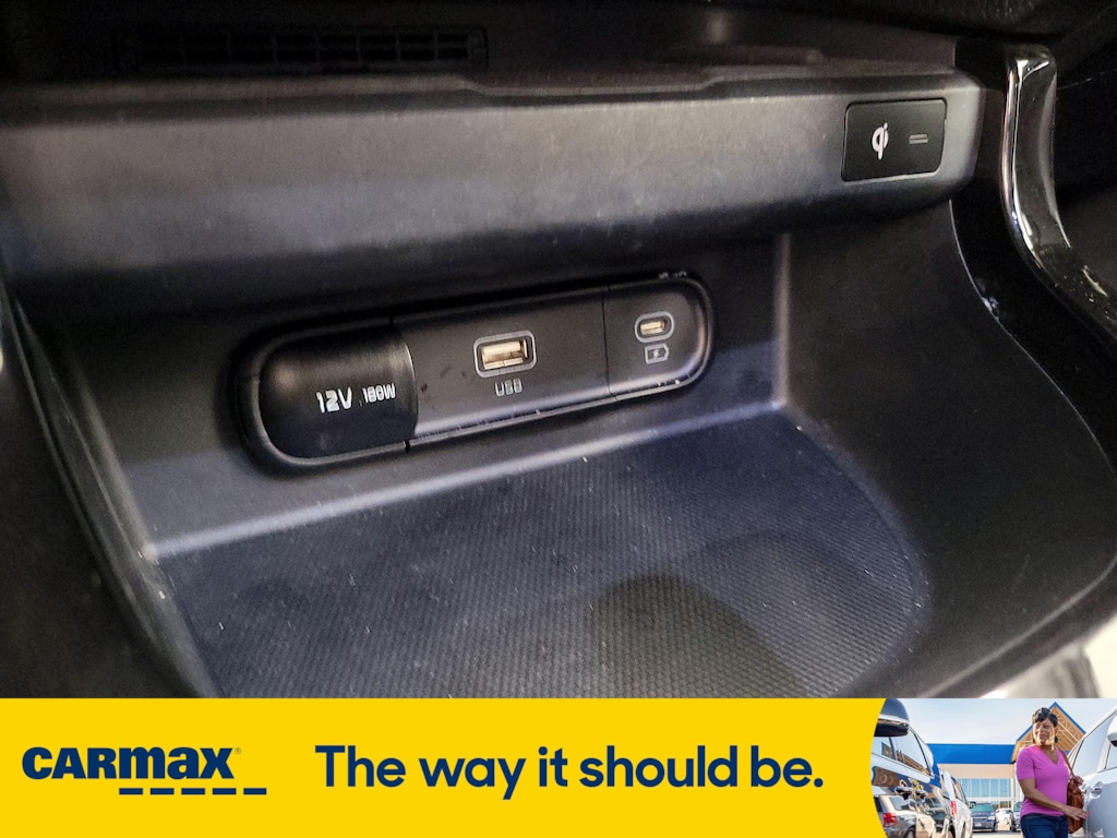 Vehicle image 24 of 28