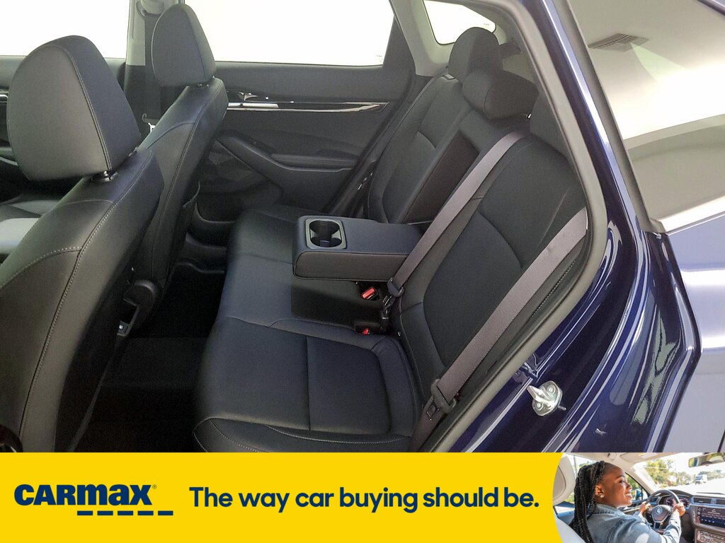 Vehicle image 25 of 28