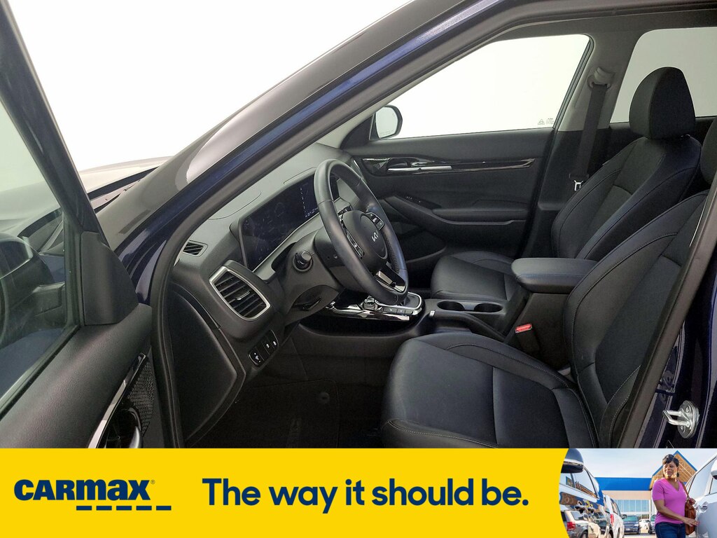 Vehicle image 14 of 28