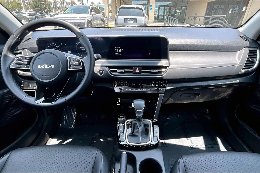 Vehicle image 11 of 17