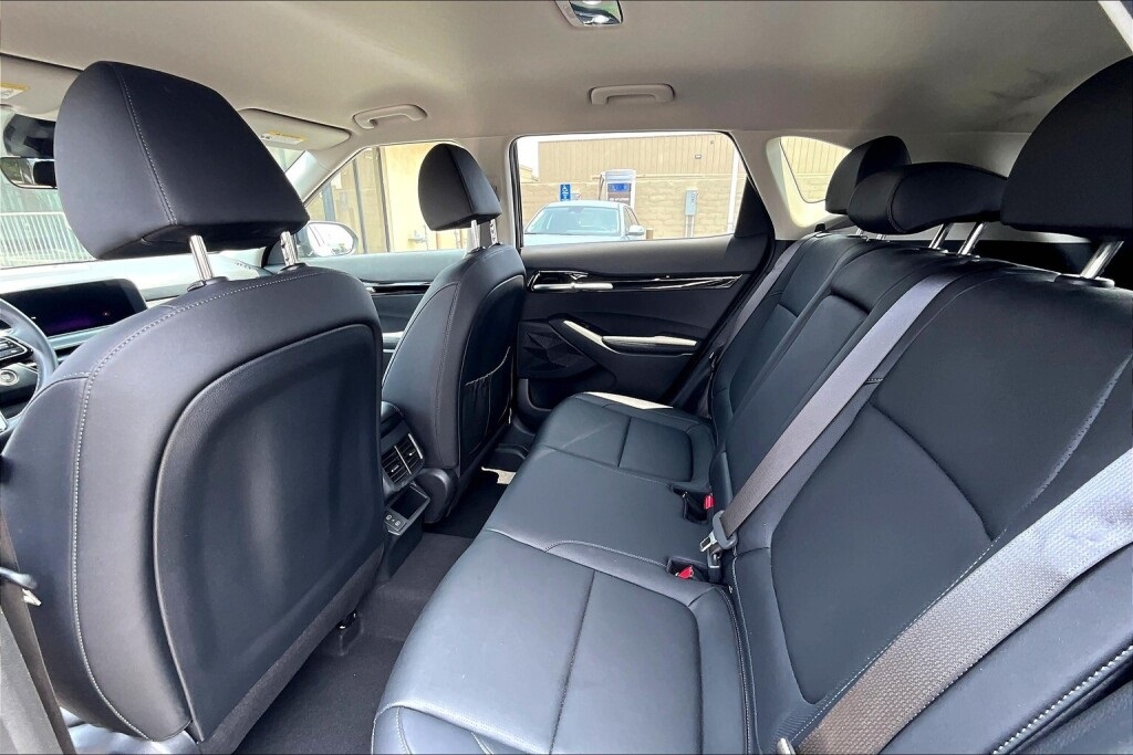Vehicle image 16 of 17
