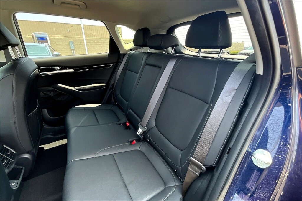 Vehicle image 15 of 17