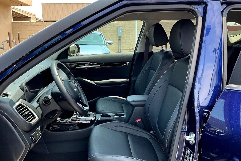Vehicle image 14 of 17