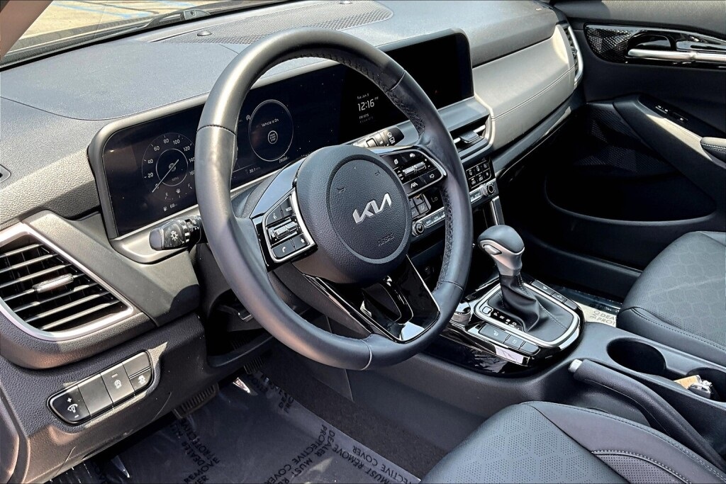 Vehicle image 9 of 17