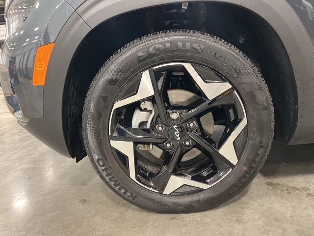 Vehicle image 8 of 32