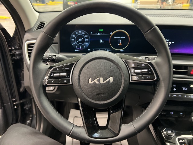 Vehicle image 23 of 32