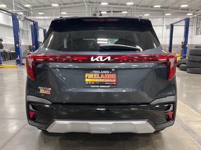 Vehicle image 10 of 32