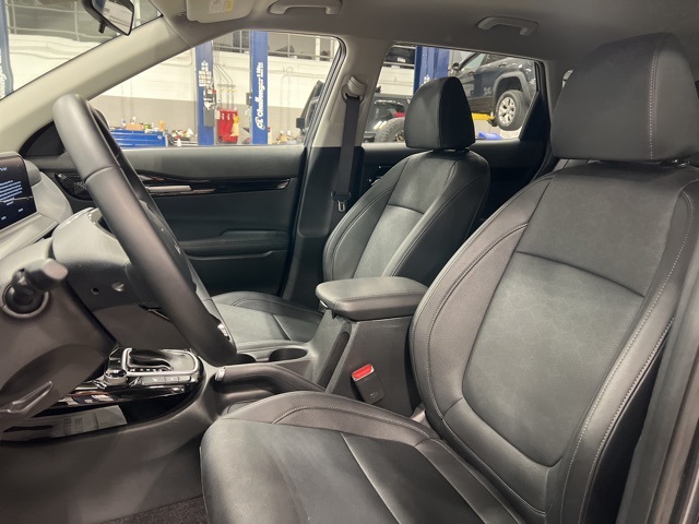 Vehicle image 16 of 32