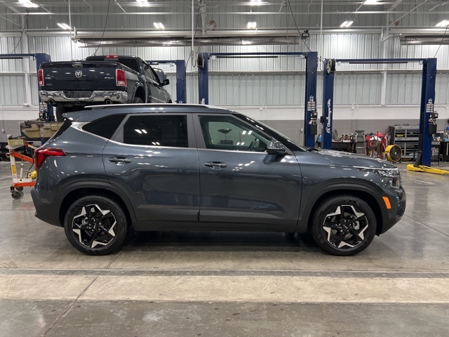 Vehicle image 4 of 32