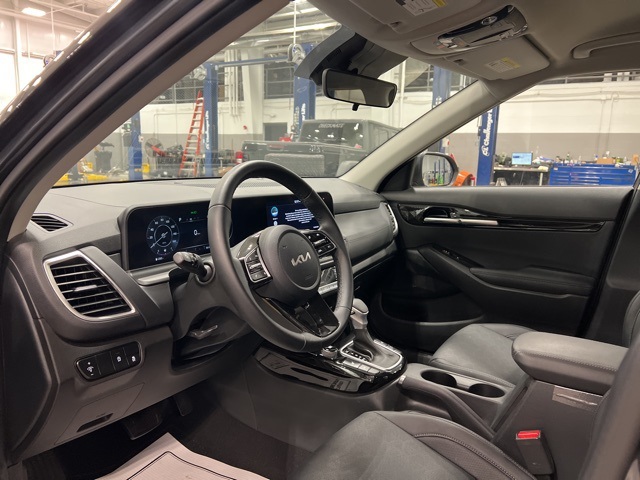 Vehicle image 17 of 32