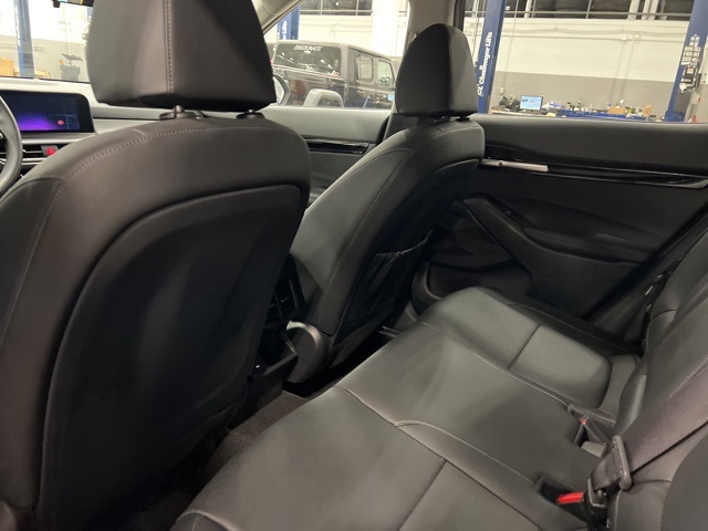 Vehicle image 14 of 32