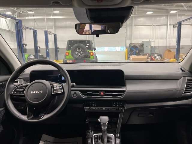 Vehicle image 18 of 32
