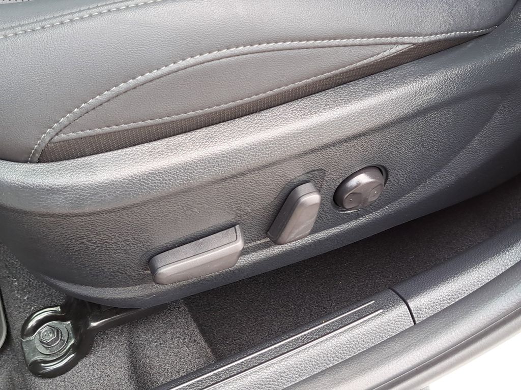 Vehicle image 23 of 26