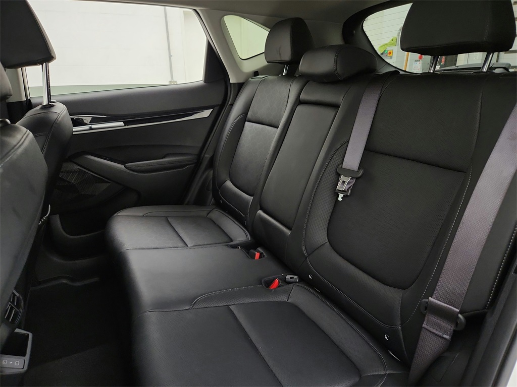 Vehicle image 21 of 36