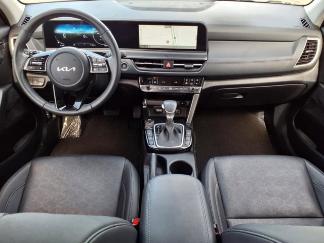 Vehicle image 16 of 25