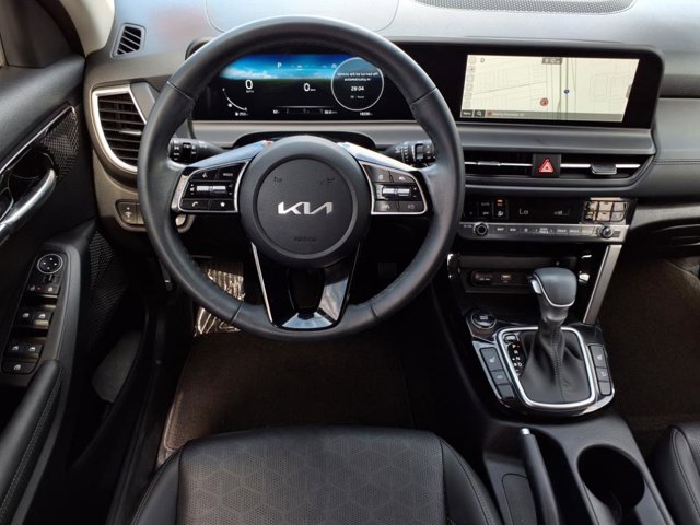 Vehicle image 17 of 25
