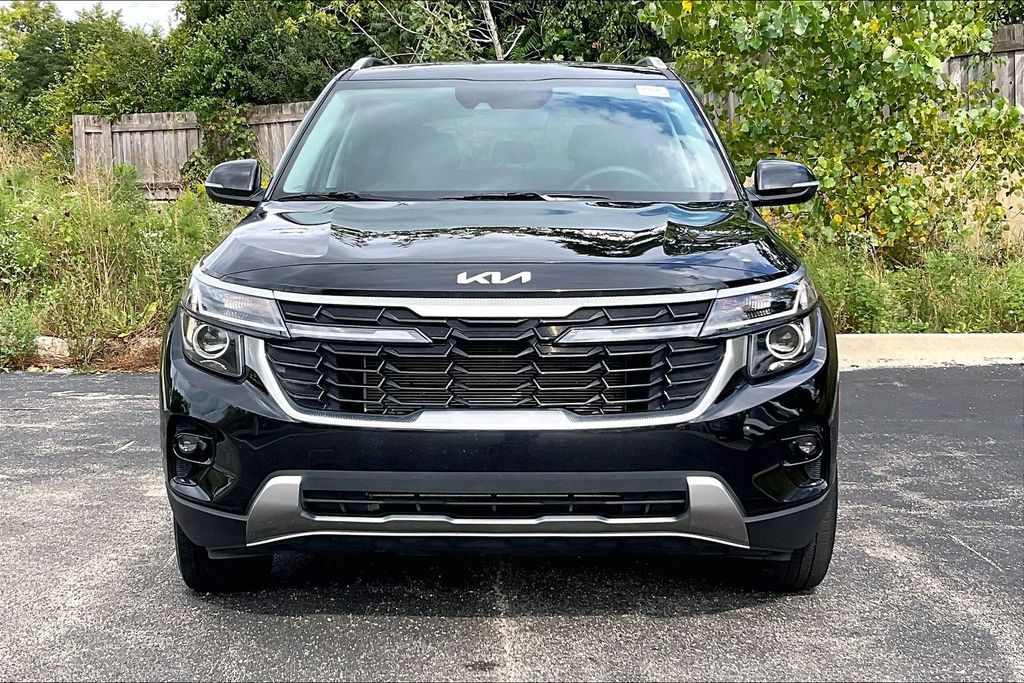 2024 Kia Seltos EX Image 2 of 36