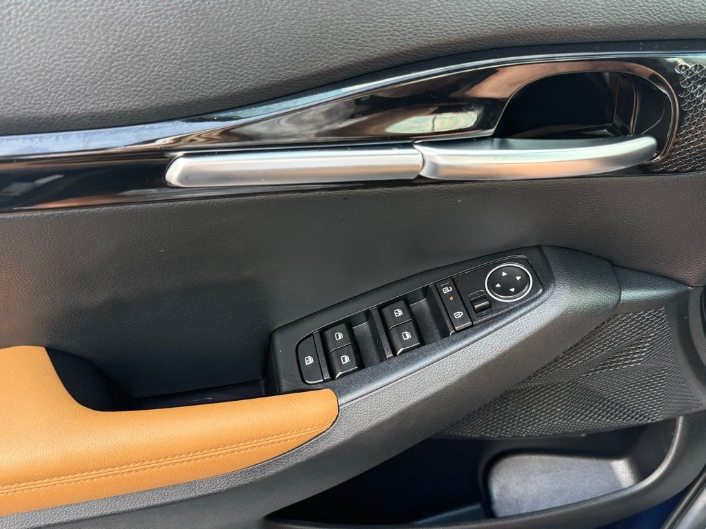 Vehicle image 27 of 31