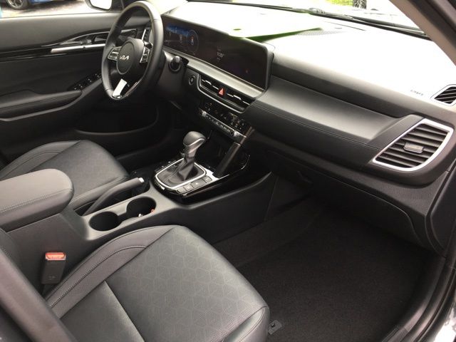 Vehicle image 13 of 20