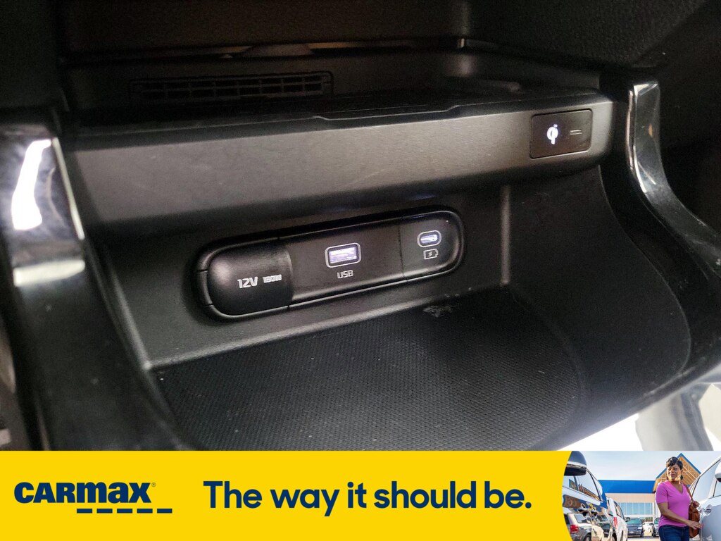 Vehicle image 22 of 32