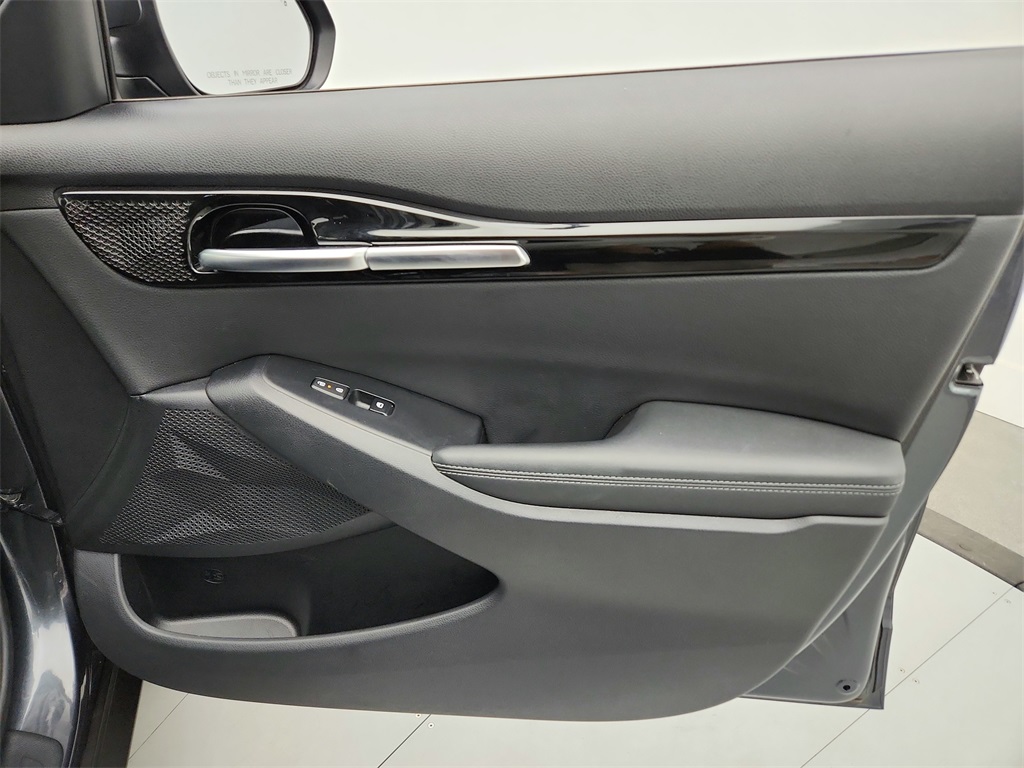 Vehicle image 25 of 37