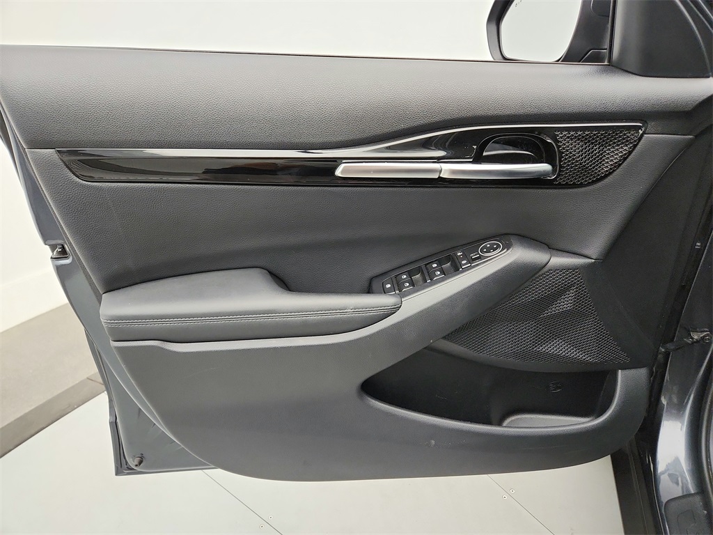 Vehicle image 21 of 37