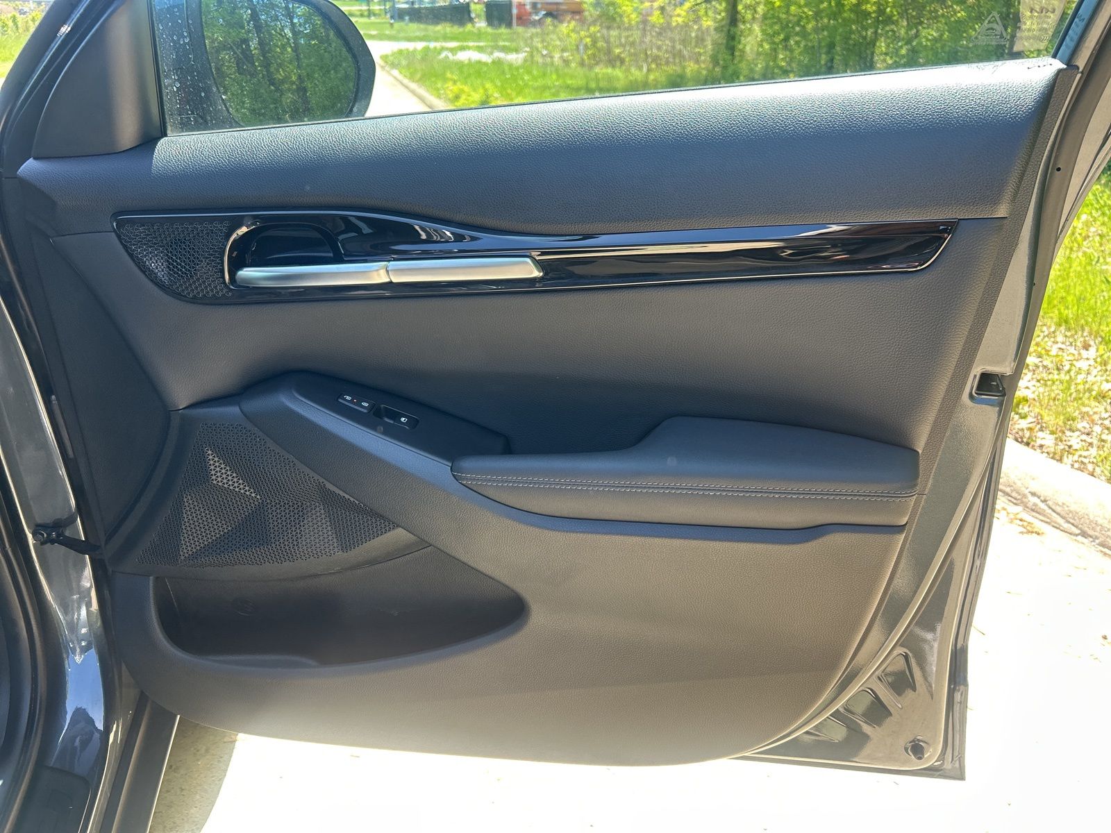 Vehicle image 21 of 25