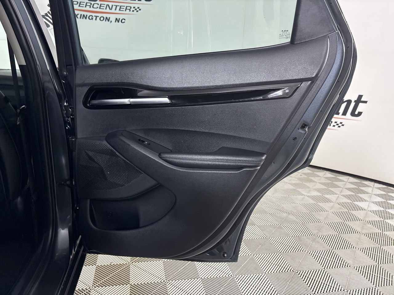 Vehicle image 25 of 40