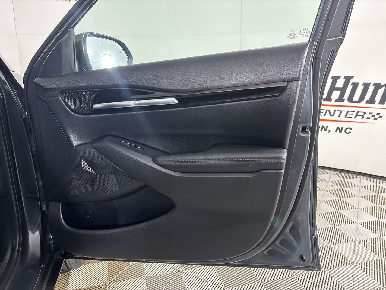 Vehicle image 27 of 40