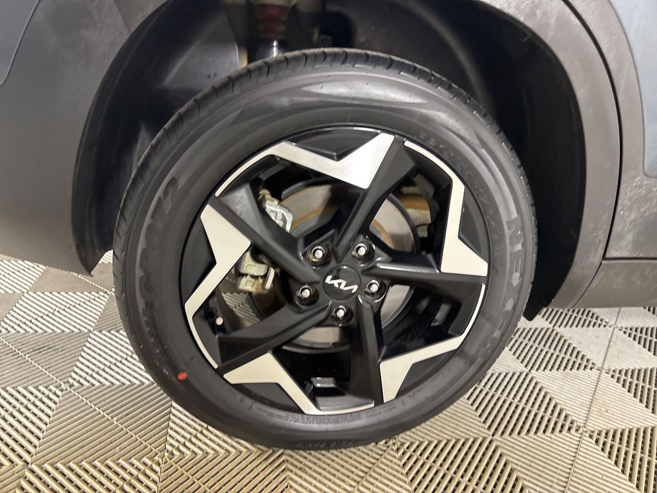 Vehicle image 33 of 40