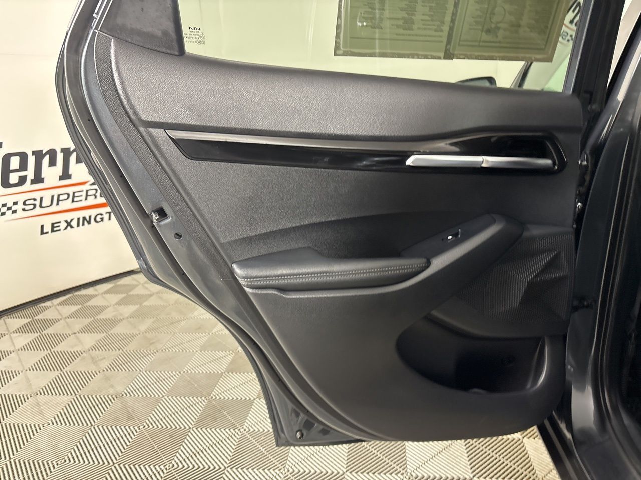 Vehicle image 21 of 40