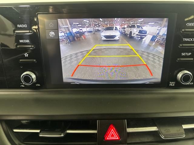Vehicle image 21 of 27