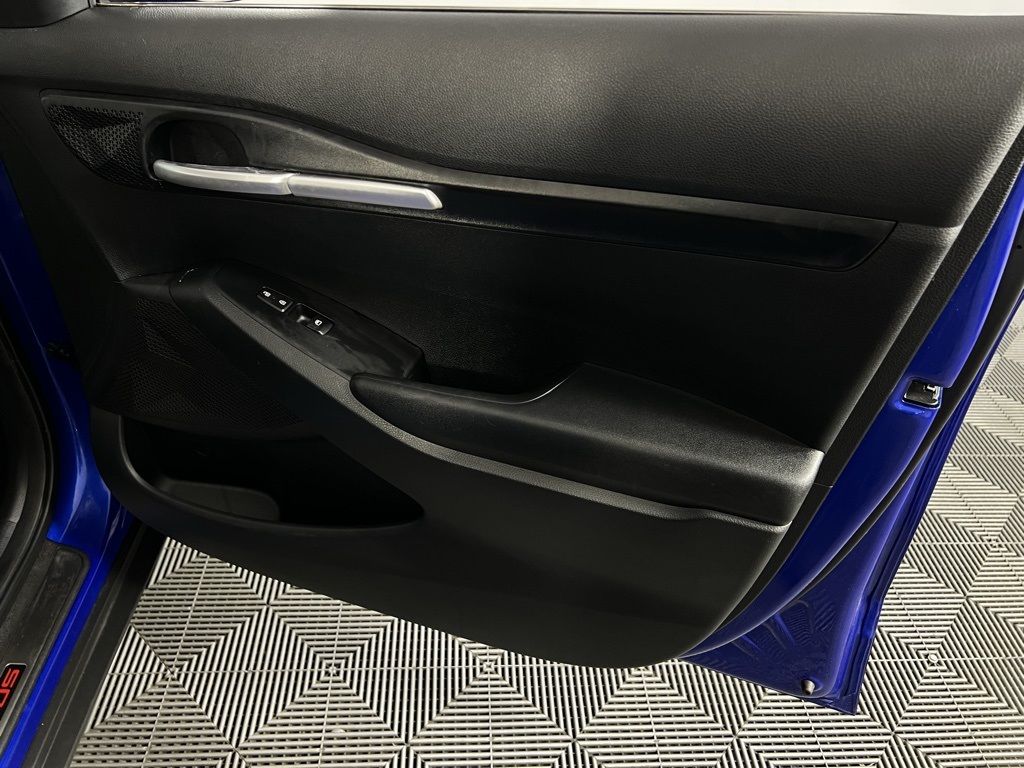 Vehicle image 33 of 51