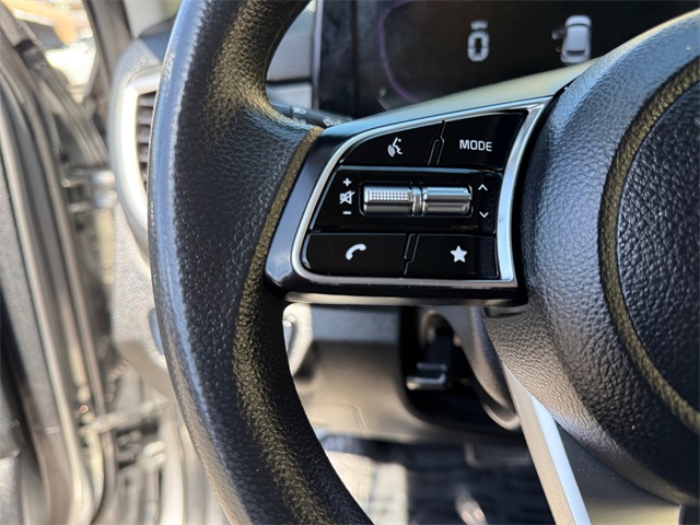 Vehicle image 21 of 27