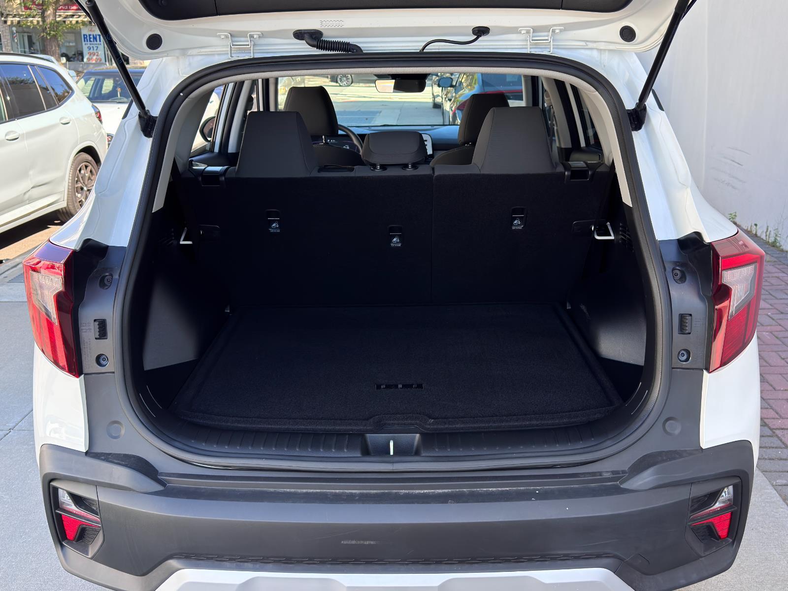 2024 Kia Seltos LX Image 8 of 28