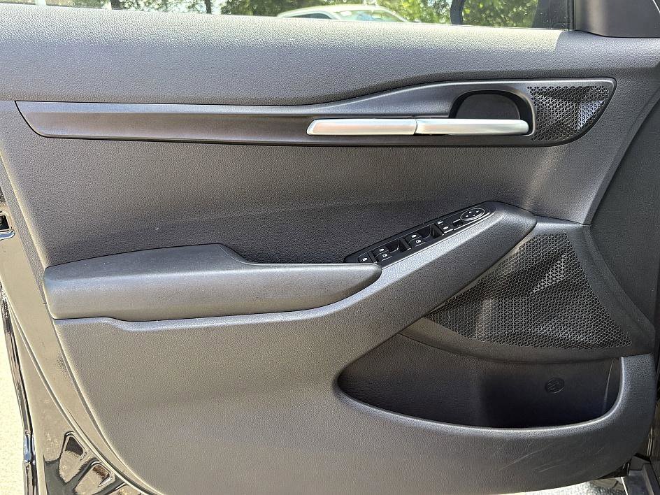 Vehicle image 26 of 28
