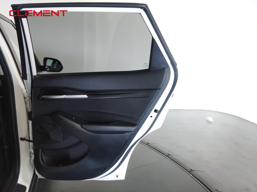Vehicle image 40 of 48