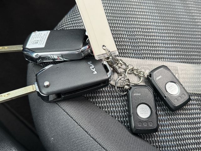 Vehicle image 27 of 36