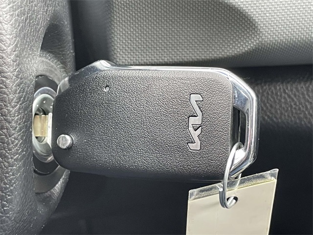 Vehicle image 31 of 33