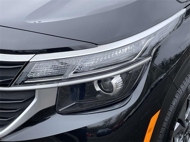 Vehicle image 9 of 33