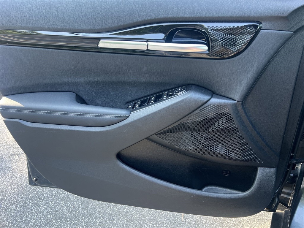 Vehicle image 22 of 34