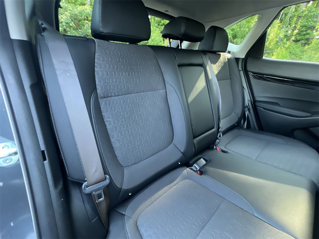 Vehicle image 27 of 34