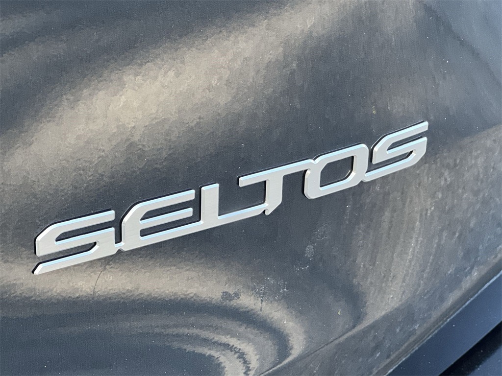 Vehicle image 32 of 34